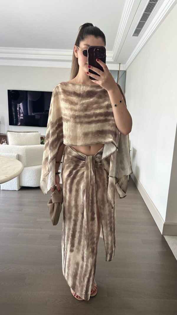 Desenli Asimetrik Bluz Yırtmaçlı Etek Takım - Bej
